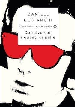 Recensione di Dormivo con i guanti di pelle di Daniele Cobianchi Recensione di Dormivo con i guanti di pelle di Daniele Cobianchi