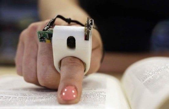 FingerReader: dispositivo che aiuta ciechi a leggere con il tocco di un dito