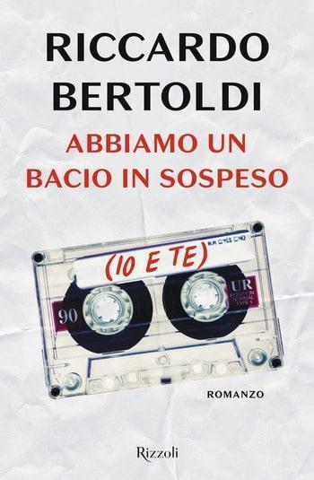 Recensione di Abbiamo un bacio in sospeso (io e te) di Riccardo Bertoldi Recensione di Abbiamo un bacio in sospeso (io e te) di Riccardo Bertoldi